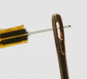 So dünn ist der neue Ultraschallgenerator für Parkinson-Patienten (Foto: mit.edu) So dünn ist der neue Ultraschallgenerator für Parkinson-Patienten (Foto: mit.edu)