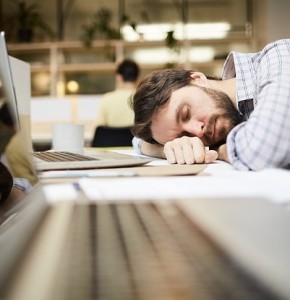 Müde im Job: Zeitumstellung senkt Arbeitsproduktivität (Foto: muntazar mansory, pixabay.com)