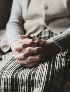 Seniorin: Alter und Zeitpunkt des Auftretens von Demenz relevant (Foto: pixabay.com, congerdesign)