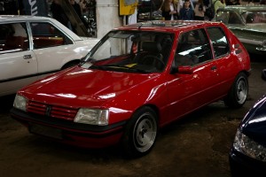 Rote Autos sieht man nur noch selten (Foto: Evgeni Adutskevich/Unsplash)