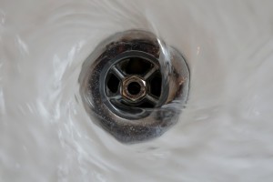 Abfluss: Bakterien überleben selbst scharfe Reinigungsprotokolle (Foto: pixabay.com, Semevent)