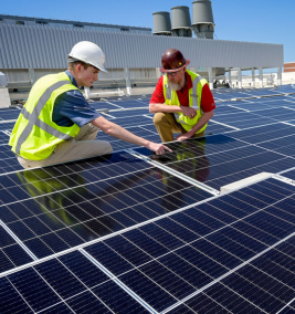 Montage von Solarmodulen in den USA: ein umstrittenes Thema (Foto: Becky Kirkland, ncsu.edu) Montage von Solarmodulen in den USA: ein umstrittenes Thema (Foto: Becky Kirkland, ncsu.edu)