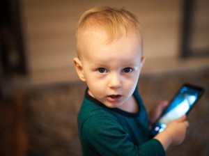 Kleinkind am Smartphone: Früher Medienkonsum birgt Risiken (Foto: pixabay.com, ua_Bob_Dmyt_ua) Kleinkind am Smartphone: Früher Medienkonsum birgt Risiken (Foto: pixabay.com, ua_Bob_Dmyt_ua)