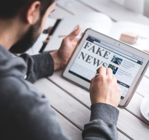 Fake News: Verbreiten sich am schnellsten  (Foto: pixabay.com, memyselfaneye)