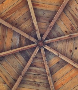 Holzkonstruktion: Tragfähigkeit von Balken wird besser (Foto: Karolina Grabowska, pixabay.com)