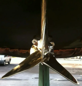 Bootsrumpf mit entfaltetem Hightech-Hybridpropeller (Foto: gori-propeller.com)