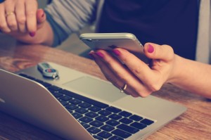 Arbeitsplatz: Apps auf dem Smartphone lenken massiv ab (Foto: pixabay.com, Firmbee)