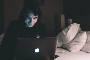 Computer im Bett: Schlafprobleme sind vorprogrammiert (Foto: pixabay.com, StockSnap)