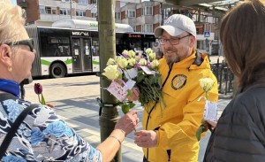 Ehrenamtlicher Geistlicher verteilt Blumen (Foto: Scientology-Kirche)