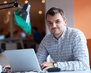 Angestellter: KI-Tools werden in vielen Unternehmen informell genutzt (Foto: pixabay.com, Alyibel)