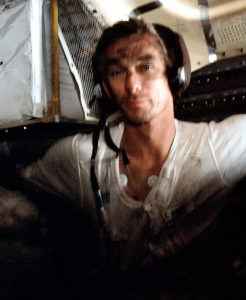 Mit Regolith veklebter Mondbesucher Eugene Cernan nach der Rückkehr (Foto: nasa.gov)