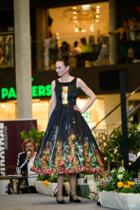 Artmodel Viktoria Maxx in Artdress-Fashion von Arthena Maxx (Foto: Arthena Maxx)