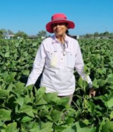 Biologin und Pilzexpertin Vijaya Sinngh auf einem Versuchsfeld (Foto: uq.edu.au)