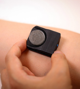 Tragbarer Sensor: Dieser überwacht Gesundheit der Haut (Foto: John Rogers, northwestern.edu)
