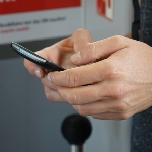 Tippen auf dem Smartphone: SMS ohne Abkürzungen kommen besser an (Foto: Semevent, pixabay.com)