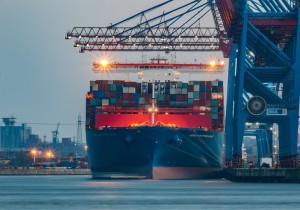 Containerschiff im Hafen: US-Kleinunternehmen alarmiert wegen Zollpolitik (Foto: pixabay.com)