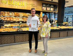 Norbert Büsch und Annett Swoboda freuen sich über die Auszeichnung (Foto: Baum-Kommunikation)