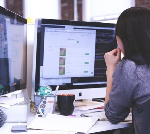 KI-Nutzerin: Sie genießt bei Kollegen oft weniger Ansehen (Foto: StartupStockPhotos, pixabay.com)