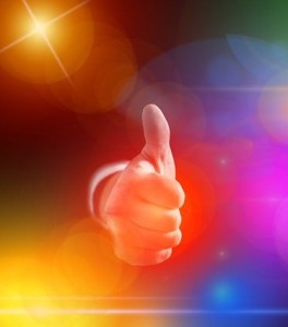 Daumen hoch: Anerkennung hilft im Job über vieles hinweg (Bild: Gerd Altmann, pixabay.com)