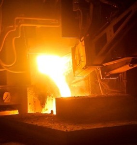 Hochofen: Industrie könnte langfristig umweltneutral werden (Foto: zephylwer0, pixabay.com)