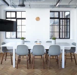 Leerer Besprechungsraum: Immer mehr Unternehmen verkleinern sich (Foto: pixabay.com, Pexels)