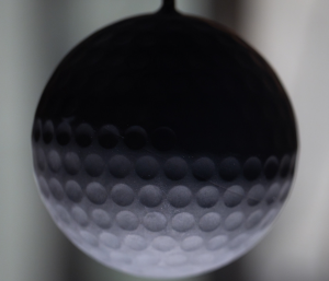 Golfball: Dellen entstehen durch Unterdruck (Foto: Anchal Sareen, umich.edu)