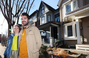 Shoshanna Saxe und Alex Olson blicken hinter die Fassaden (Foto: Phill Snel, utoronto.ca)