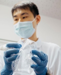 Atemluft aus dem Probenbeutel wird in Massenspektrometer gepresst (Foto: unibas.ch)