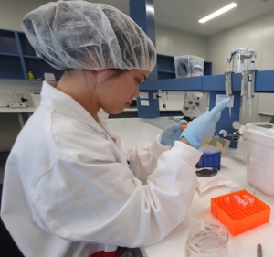 Medikamentenentwicklerin Hue Dinh bei der Laborarbeit (Foto: mq.edu.au)