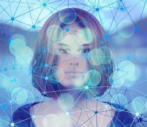 Mitarbeiterin mit KI-Wissen: Unternehmen suchen vermehrt Fachkräfte (Bild: geralt, pixabay.com)