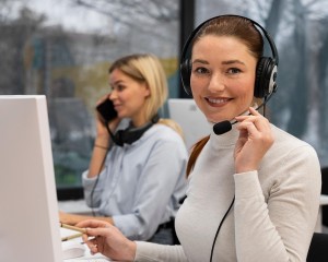 Callcenter-Mitarbeiterin: wird immer öfter für KI gehalten (Foto: pixabay.de/Telesolutionscallcentr)