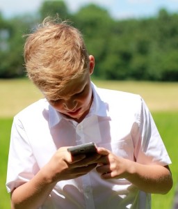 Ständig am Smartphone: Passive Nutzung macht unzufrieden (Foto: pixabay.com, Peggy_Marco)
