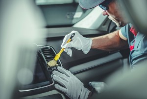 Vom Grundsaugen bis zum Detailing-Brushing - so wird richtig gereinigt (Foto: Unsplash)