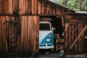 Wie holt man ein Auto aus dem Winterschlaf? (Foto: Valeriia Neganova/Unsplash)
