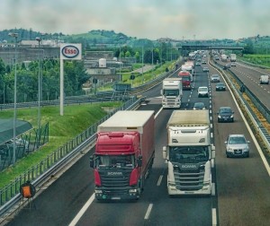 Lkws auf der Autobahn: Verkehrssektor meldet viele Insolvenzen (Foto: Schwoaze, pixabay.com)