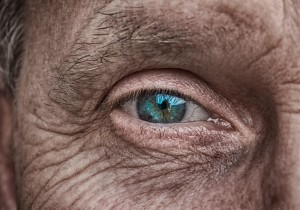 Altes Gesicht: Osteoporose ist im hohen Alter besonders gefährlich (Foto: pixabay.com, Tom)