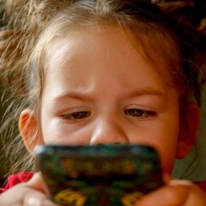 Mädchen am Handy: Kurzvideos führen zu Aufmerksamkeitsproblemen (Foto: Mirko Sajkov, pixabay.com)