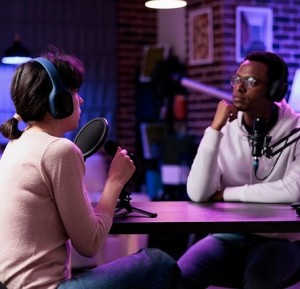 Podcasts werden vom Studio aus in Ton und Bild übertragen (Foto: Daniel Chrisman, pixabay.com)