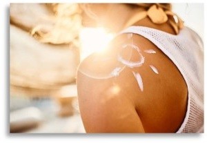 Schützen Sie Ihre Haut mit Sonnenschutz mit hohem Lichtschutzfaktor (Foto: LSF 50+)