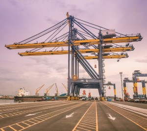 Containerhafen: US-Zollpolitik belastet globale Handelsströme (Foto: pixabay.com, Rattakarn_)