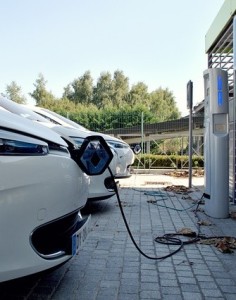 E-Autos beim Laden: Zeitpunkt kann das Stromnetz entlasten (Foto: STIV abc, pixabay.com)