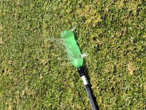 Innovation auf afrikanisch: Plastikflasche als Rasensprenger (Foto: Wolfgang Kempkens)