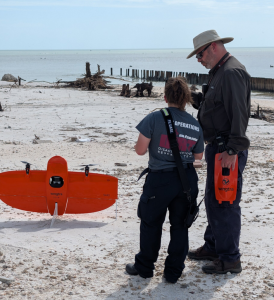 Drohne vor dem Start am Strand: Fluggeräte liefern Basis für KI-Schadensanalyse (Foto: tamu.edu)