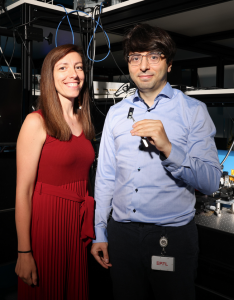 Benea-Chelmus und Lampert präsentieren den neuen Chip (Foto: EPFL/Alain Herzog)