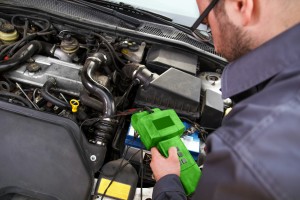 Spannung messen mit Multimeter (Foto: Unsplash)