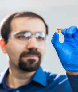 Forscher Mojtaba Abdi Jalebi präsentiert die extrem leistungsfähige Solarzelle (Foto: UCL)