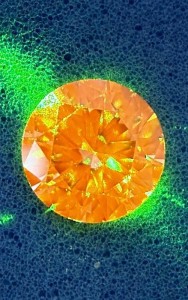 Diamant: Bei Metastasen verfärbt sich der Edelstein (Illustration: Karishma Gokani, warwick.ac.uk)