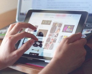 Am Tablet: Kinder und Jugendliche brauchen digitale Ausstattung (Foto: pixabay.com, fancycrave1)