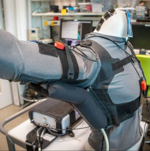 Versuchsanordnung: Test des neuen Roboters an einem Dummy (Foto: harvard.edu)