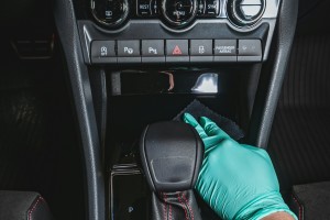 Zum Reinigen und Polieren von Kuststoffoberflächen im Auto (Foto: Ondrej Supitar, Unsplash)